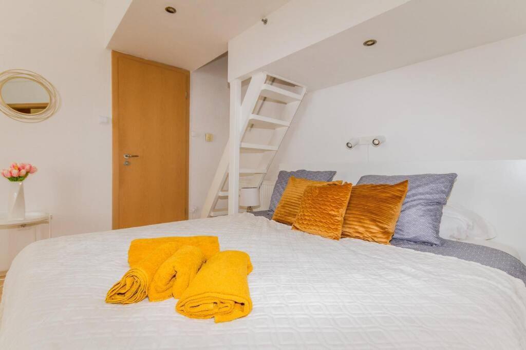 Apartment Trendy 2 Flat, Next To Corvin Mall Free Huge Garage! Ac,dishwasher,washmachine, Smart Tv *