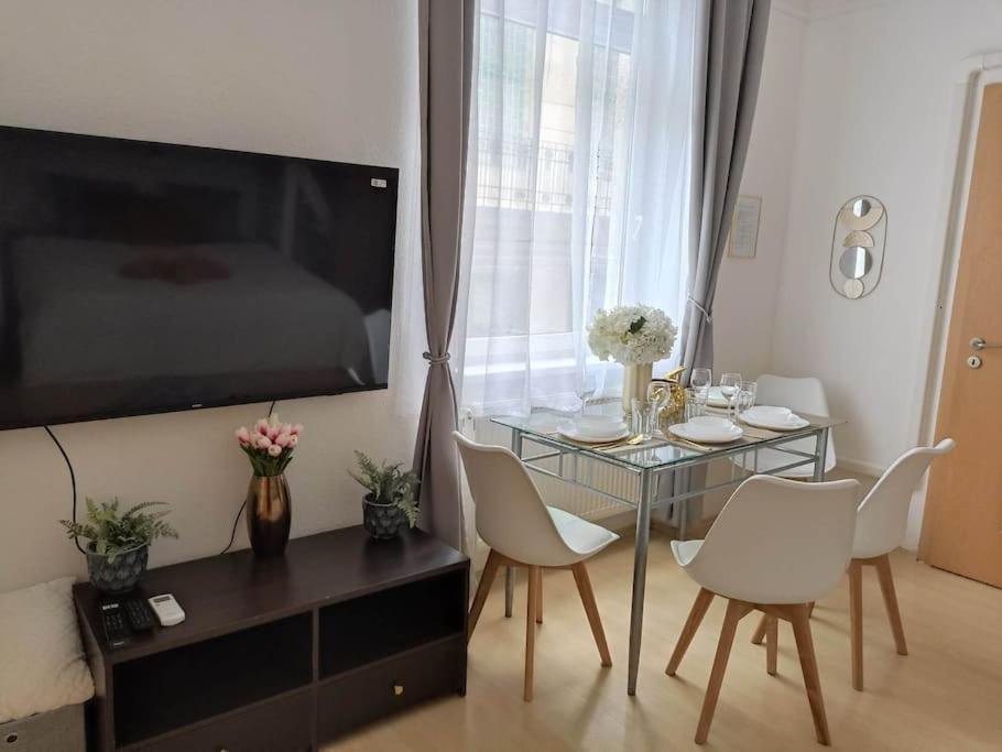 Apartment Trendy 2 Flat, Next To Corvin Mall Free Huge Garage! Ac,dishwasher,washmachine, Smart Tv