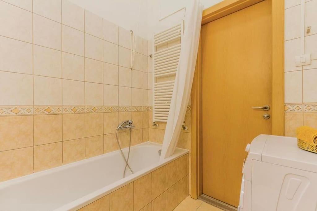 Apartment Trendy 2 Flat, Next To Corvin Mall Free Huge Garage! Ac,dishwasher,washmachine, Smart Tv