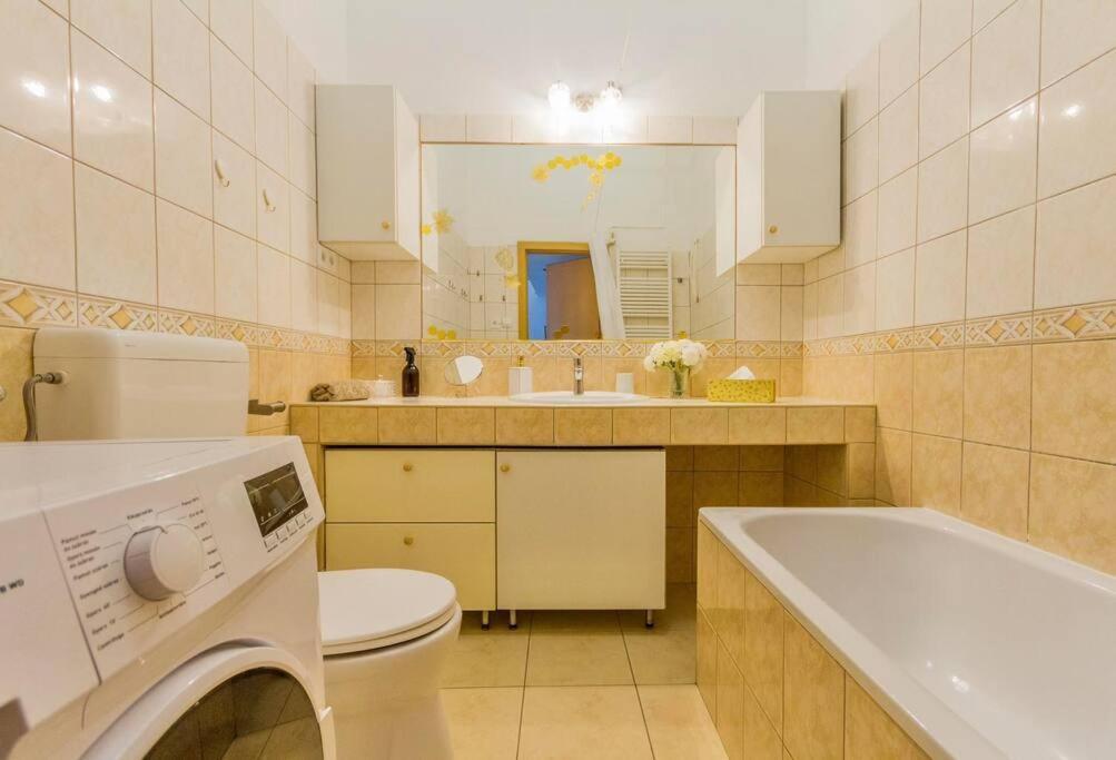 Apartment Trendy 2 Flat, Next To Corvin Mall Free Huge Garage! Ac,dishwasher,washmachine, Smart Tv *