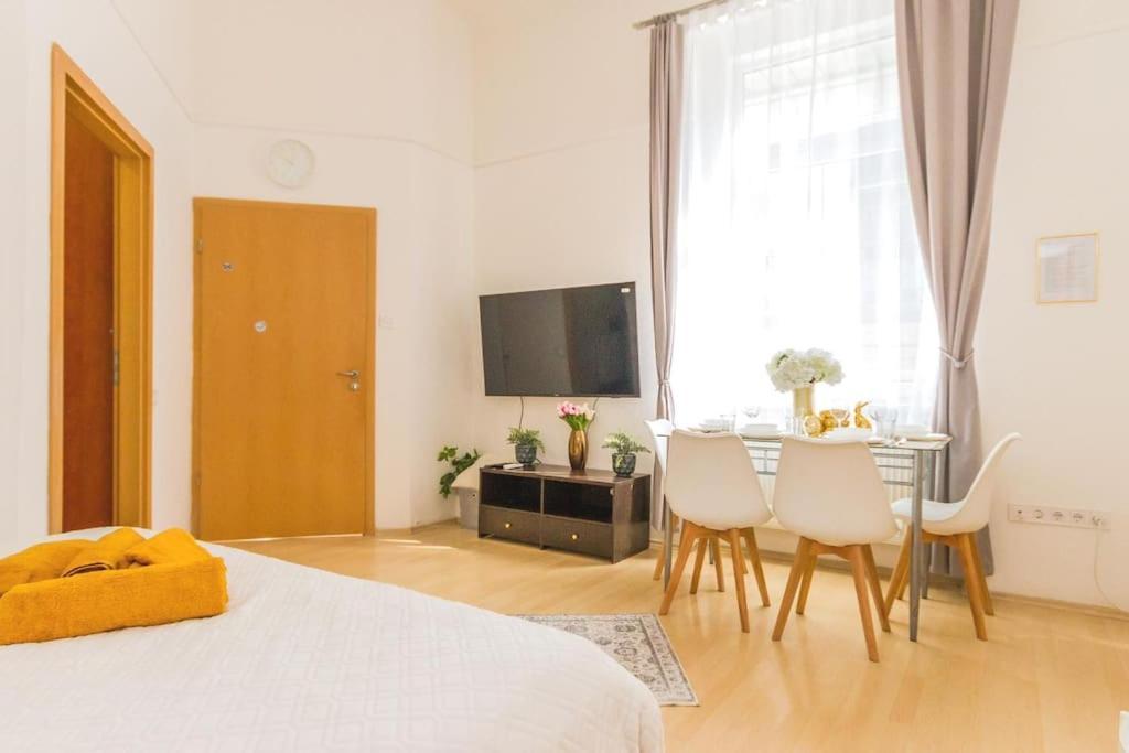 Trendy 2 Flat, Next To Corvin Mall Free Huge Garage! Ac,dishwasher,washmachine, Smart Tv Apartment